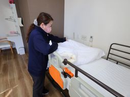 居室でのベッドメイキング