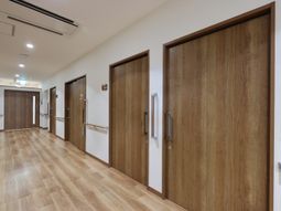 清潔な廊下の木製ドア