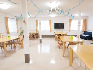 共有スペースの明るい居間