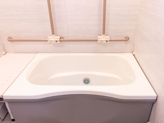 手すり付き浴槽
