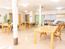 清潔な食堂スペース