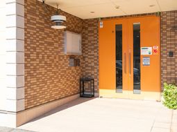 オレンジ色の入口扉