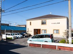 施設の外観と駐車場