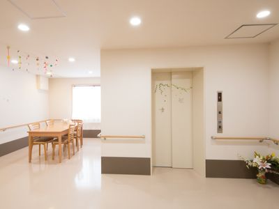 明るいダイニングのエントランス