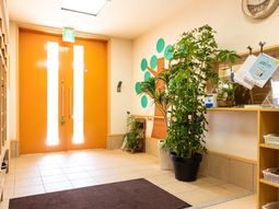 明るいエントランスの風景