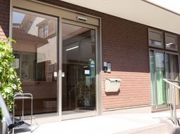 エントランスの日差し明るい風景