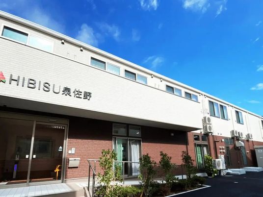 明るい建物外観  