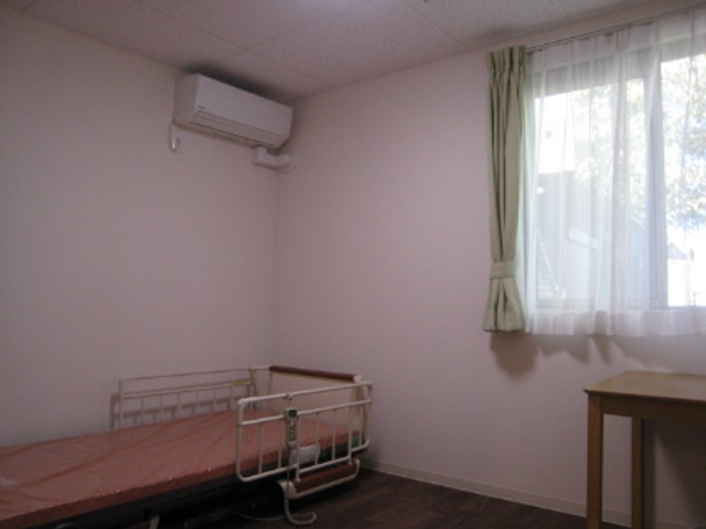 シンプルな居室 居室 自然光が差し込むシンプルな居室です。机やベッドがあり、落ち着いた雰囲気になっています。