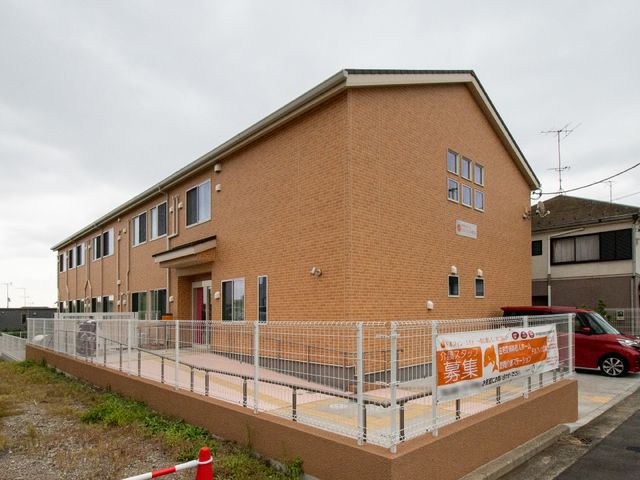 明るい建物の外観 外観 オレンジ色の外壁が特徴の建物です。きちんと手入れされた印象を受け、快適な環境での就業を期待できそうです。