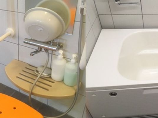 浴槽と洗面台の浴室  