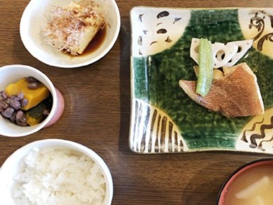 和食のプレートが並ぶテーブル