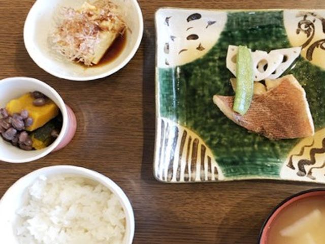 和食のプレートが並ぶテーブル