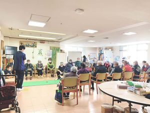 和やかな集まりの部屋
