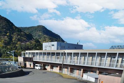 自然に囲まれた外観