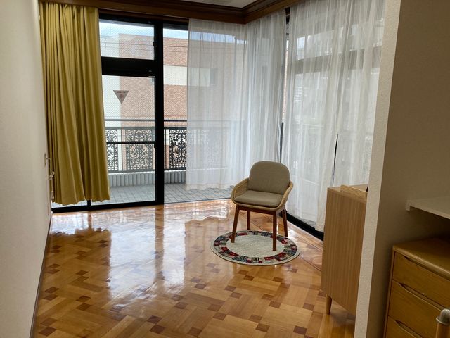 明るい居室の一角 居室 床の木目が温かみを感じさせる部屋です。バルコニーからの自然光が心地よい、設えの整った居室です。