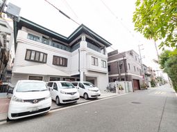 通りに面した建物外観