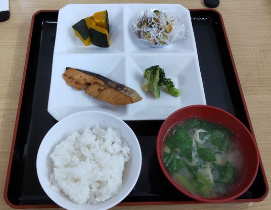 配膳された和食の一例