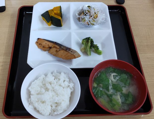 配膳された和食の一例 食事 栄養バランスを考えた美味しそうな和食が用意されています。健康的な食生活をサポートする環境が整っています。