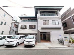 入り口の建物外観