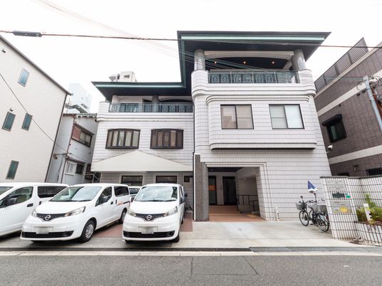 入り口の建物外観