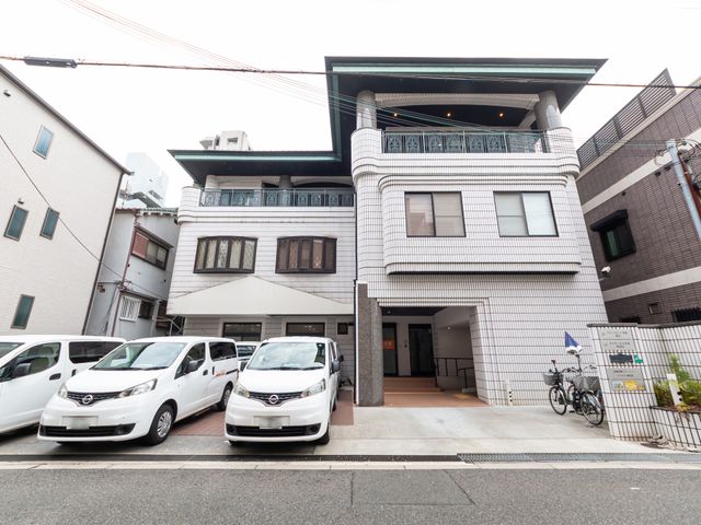 入り口の建物外観 外観 機能性を重視した建物の前には、駐車スペースが確保されています。アクセスも良好です。