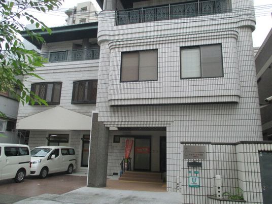 白タイルの建物エントランス