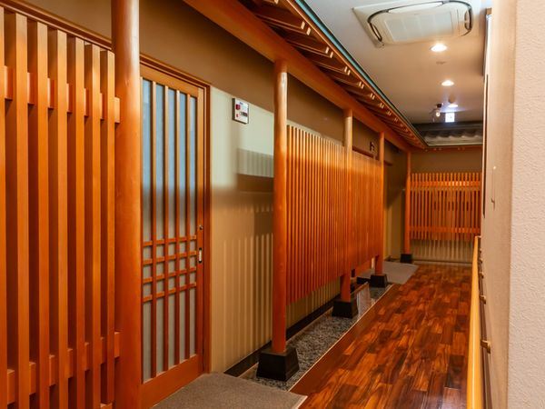 暖かい照明の廊下