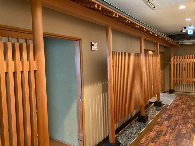和風の廊下 内装 温かみのある木材を使用した廊下が、落ち着いた雰囲気を醸し出しております。伝統的な和のデザインが心地よい空間を作り出しています。
