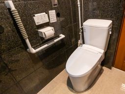 手すり付きの設備トイレ