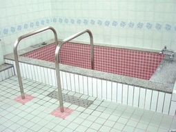 ピンクタイルのモダン浴室