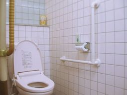 安全手すり付きトイレ