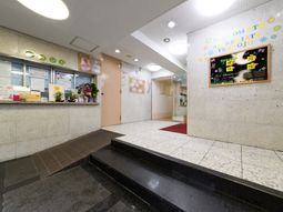 受付と掲示板のあるエントランス