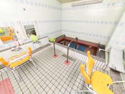 バリアフリー設計の浴室