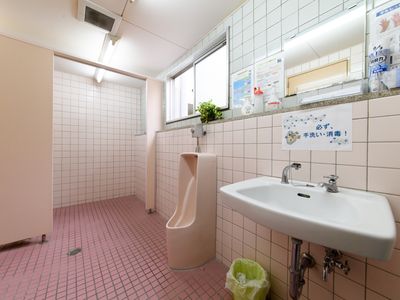 清潔な洗面所とトイレ