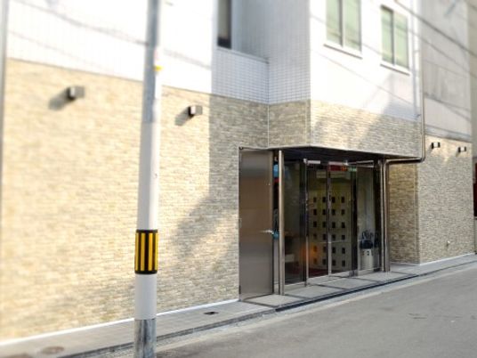 施設のエントランス外観