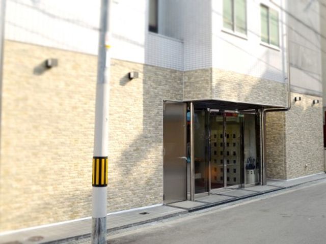 施設のエントランス外観