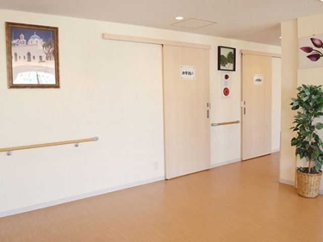 廊下の明るい休憩スペース