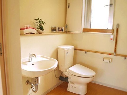 清潔なトイレと洗面台