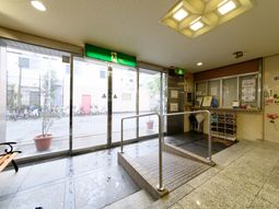 明るいエントランスの様子