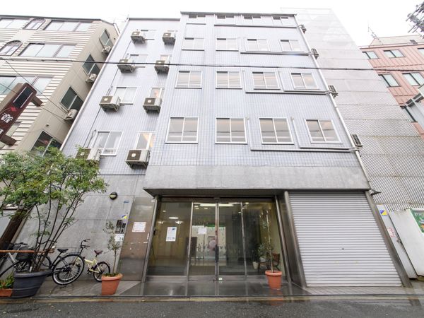 都会の建物外観