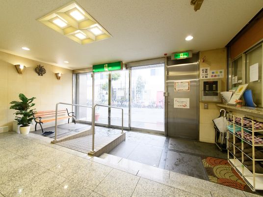 エントランスの明るい空間