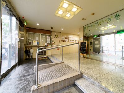 明るいエントランスの風景