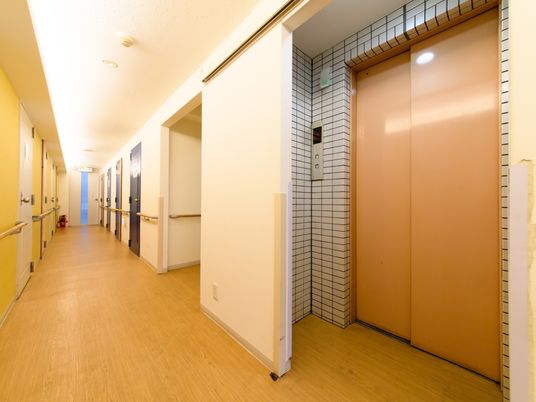 清潔感のある施設の廊下