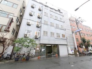 都会にある建物正面