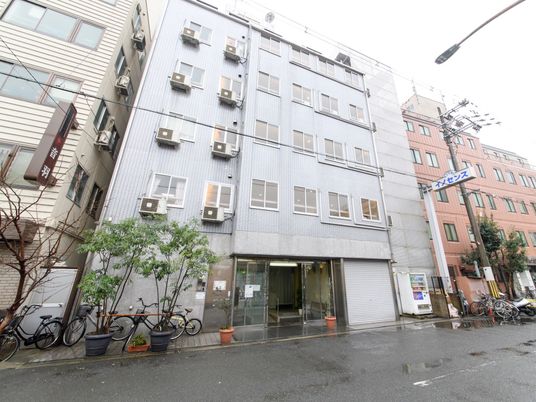 都会にある建物正面