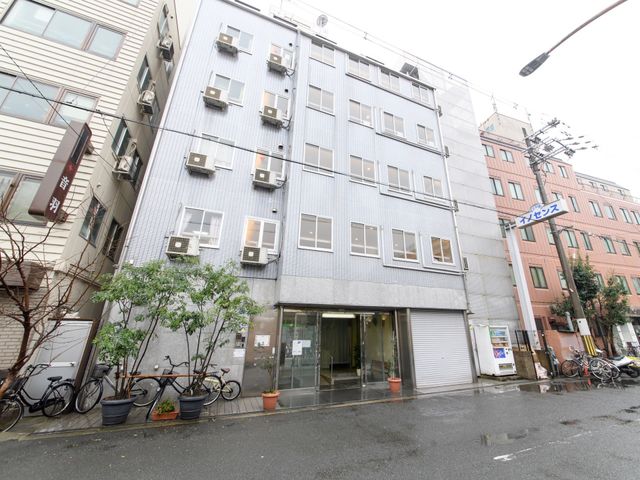 都会にある建物正面