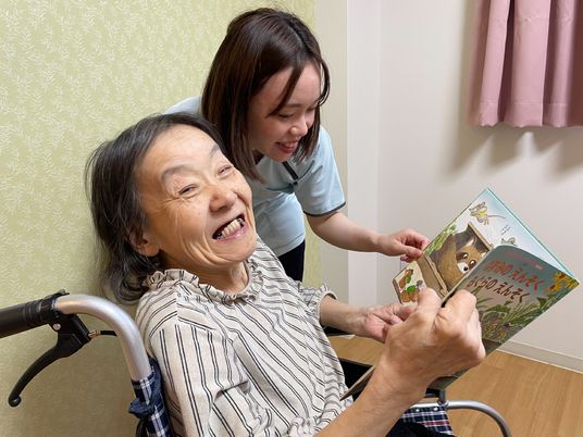 笑顔で本を読む様子