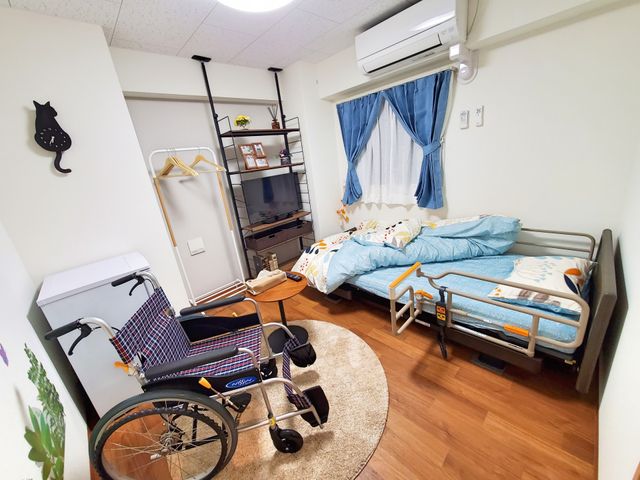 居室の設備と雰囲気 居室 広々とした明るい居室で、車椅子も置ける広さです。生活に必要な家具が整い、窓からは日の光が差し込んでいます。