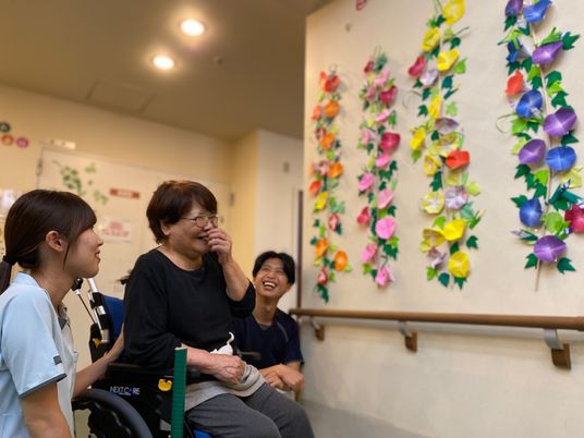 笑顔交わす廊下の人々