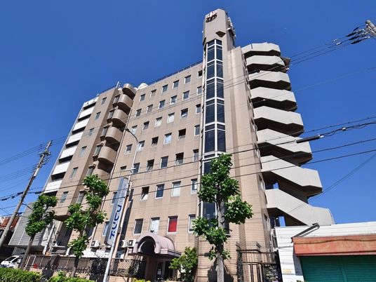 大きな建物の外観